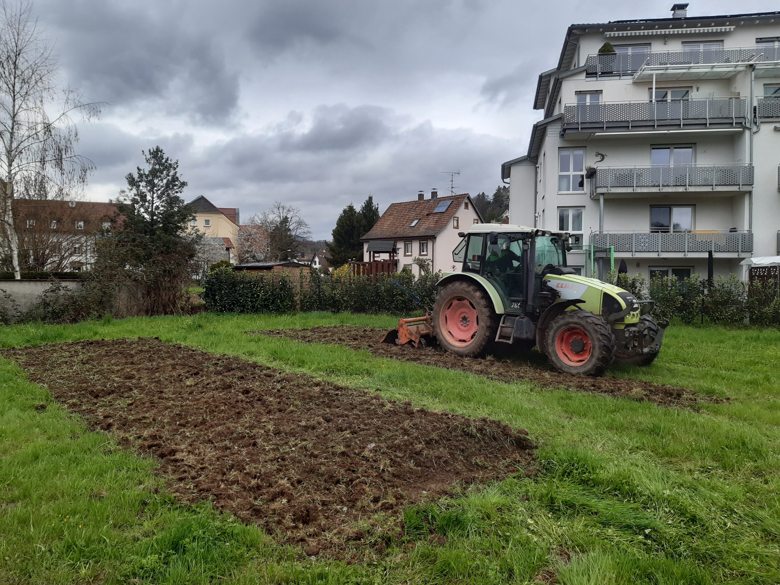 Wiese mit Traktor, der soeben umgegraben hat